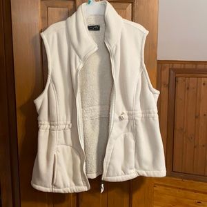 Women’s fleece vest.